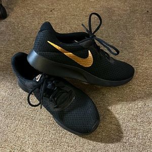 Nike Tanjun Women’s Athletic Shoes in Black Size 9 812655005